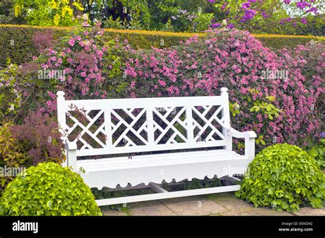 Gartenbank Aus Holz Stockfotos Und Bilder Kaufen Alamy