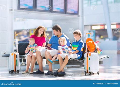 Familia Feliz En El Aeropuerto Imagen De Archivo Imagen De Alemania