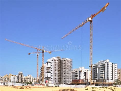 Constru O Das Casas Perto Da Floresta Foto De Stock Imagem De Nuvens