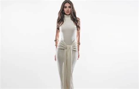 Обои girl sexy hot girl eyes smile beautiful figure model на телефон и рабочий стол