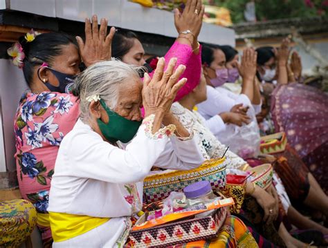 Hari Suci Galungan Umat Hindu Sembahyang Bersama GAWAI CO