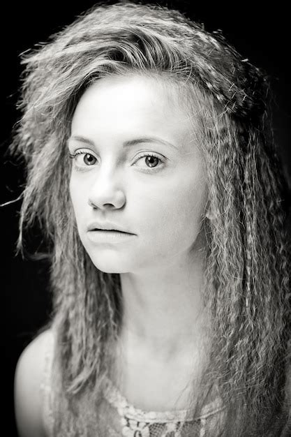 Retrato De Mujer Joven Y Bonita Con El Pelo Rizado Foto Premium