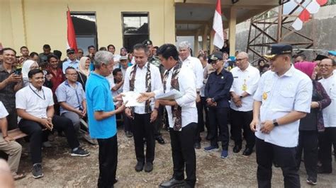 Menteri ATR BPN Hadi Tjahjanto Serahkan 40 Sertifikat Tanah Program