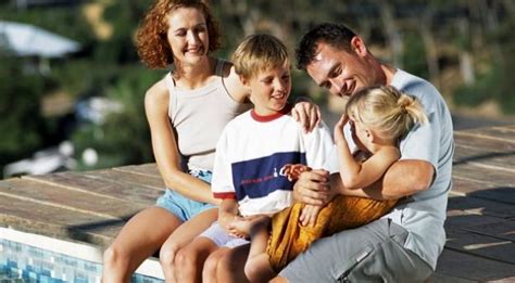 Familias Felices En La Playa Imagui