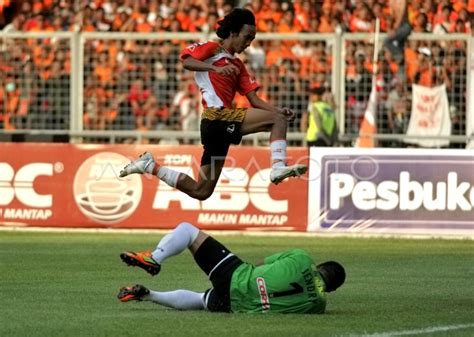 PERSIJA DAN PERSIB BERMAIN IMBANG ANTARA Foto