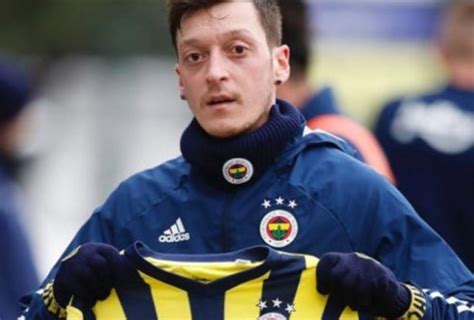 Mesut Ozil Mendadak Dicoret Dari Skuad Utama Fenerbahce Ada Apa