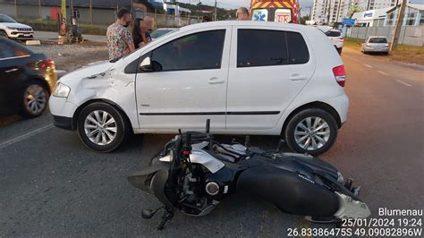 Acidente Entre Carro E Moto Na Itoupava Central Em Blumenau Deixa Uma