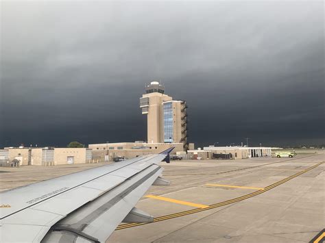 Storm fast approaching KMSP tower : r/aviation