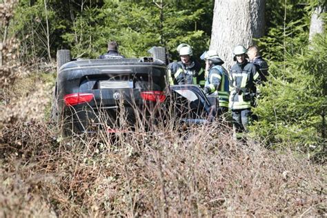 Mönchweiler Betrunkener Autofahrer flüchtet nach Unfall auf B 33