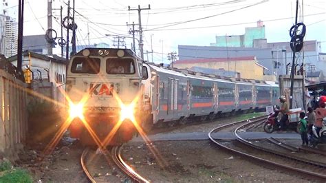 Hunting Kereta Api Sore Di Percabangan Jalur Stasiun Cikampek Youtube