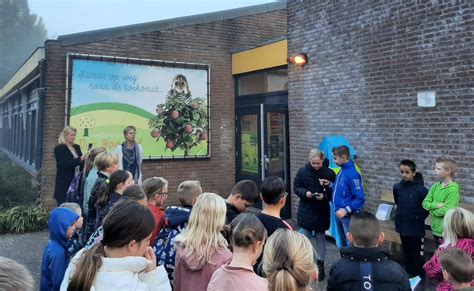 Feestelijke Opening KinderzwerfboekStation Bij Obs Den Boogerd Stroomm