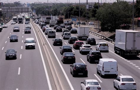 Un Accidente Entre Dos Camiones Provoca Kil Metros De Atascos En La M