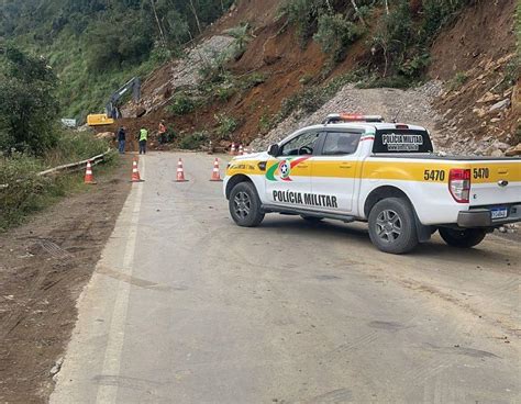 Queda de barreira interdita pista na Serra do Panelão TVBV ONLINE