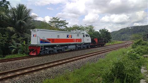 Wah Lokomotif Cc Narik Gerbong Batu Ballast Youtube