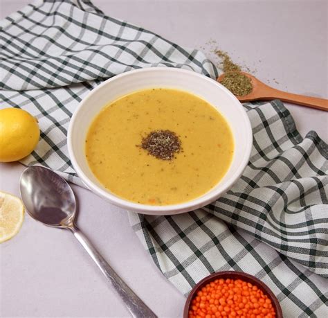 Sopa de lentilha vermelha ervas na tigela branca Foto Grátis