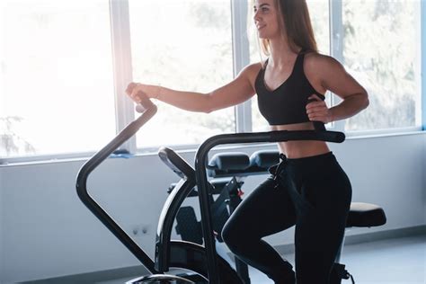 Lumière du soleil éblouissante superbe femme blonde dans la salle de gym pendant son week end