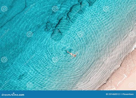 Jeune Femme En Bikini Nageant Dans L Eau De Mer Sur La Plage Vue Depuis Le Haut Vue De Drone