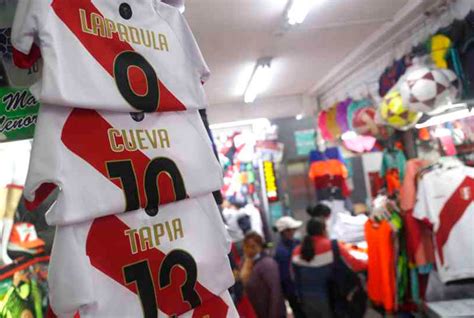 VENTAS DE CAMISETAS Y ROPA DEPORTIVA AUMENTAN EN GAMARRA EN UN 80% COMO ANTESALA AL PARTIDO PERÚ ...