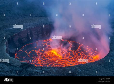 La lava en el cráter volcánico el Nyiragongo en el Parque Nacional de