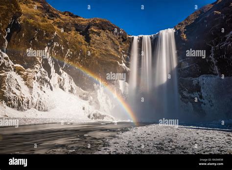 Skógafoss una hermosa cascada con un arco iris en el rocío a lo largo