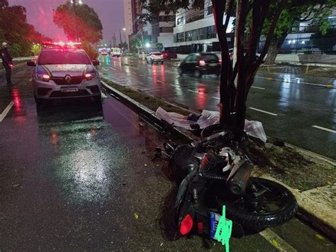 Jovem Perde Controle De Moto Bate Contra Rvore E Morre Na Hora