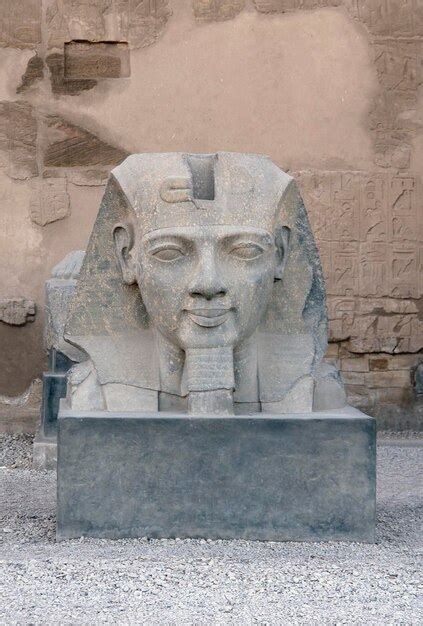 Escultura Fara Nica En El Templo De Luxor En Egipto Foto Premium