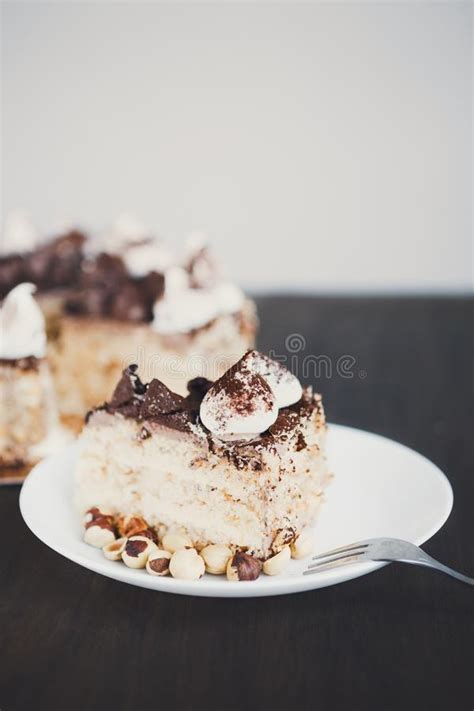 Torta Del Merengue Con Las Avellanas Y El Buttercream Foto De Archivo