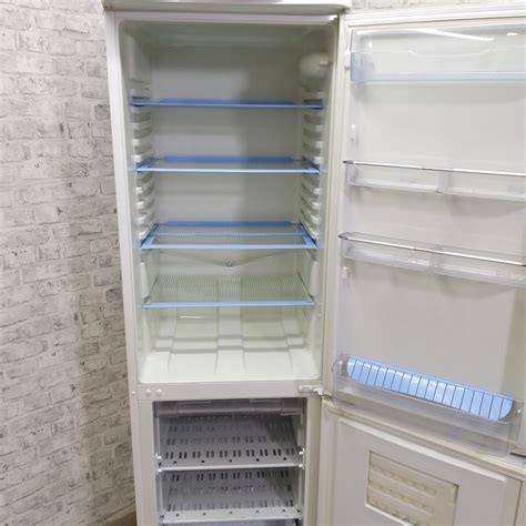 Indesit C240G.016 - Холодильники с нижней морозильной камерой
