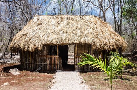 Antigua construcción de madera por los indígenas de la zona maya de