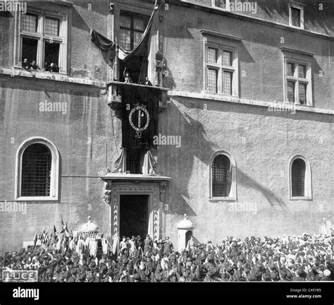 Benito Mussolini Auf Dem Balkon Des Palazzo Venezia In Rom 1937