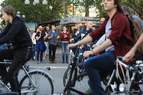 Kako Za Spodbujanje Kolesarstva In Urejenost Kolesarskih Stez Skrbijo