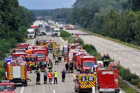 Thee En Nach Unfall Auf A Bei Burg Bergung Sowie Ermittlungen Laufen