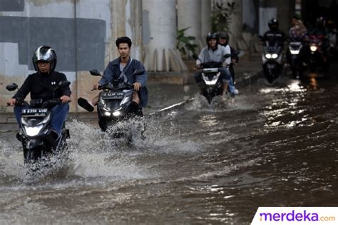 Foto Genangan Banjir Di Jalan Ciledug Raya Cipulir Hambat Kelancaran