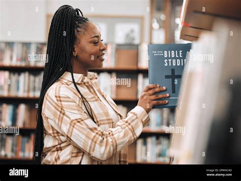 Libro de religión educación y mujer negra en una biblioteca para la