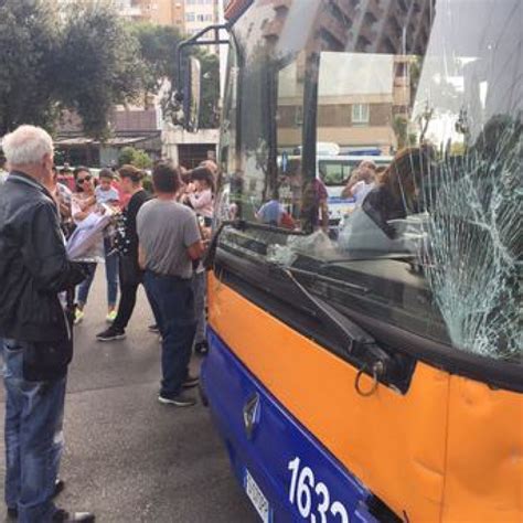 Auto Contro Bus 20 Feriti Gazzetta Del Sud