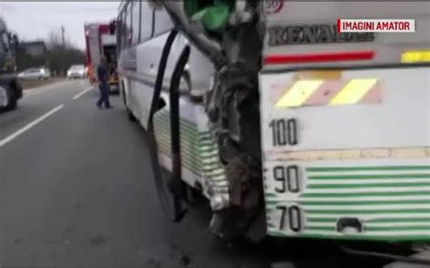 Opt Oameni Au Fost R Ni I Dup Ce Dou Autobuze Pline Cu Muncitori S Au