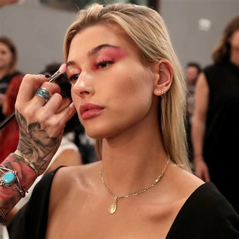 Hailey Baldwin Bieber Pink Makeup For Moschino 2017