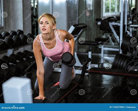 Entrenamiento Atractivo De La Mujer Con Pesa De Gimnasia Foto De