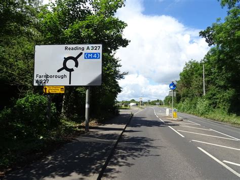 Approaching Roundabout On Reading Road JThomas Cc By Sa 2 0