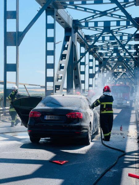 Un Autoturism A Luat Foc Luni Dup Amiaz Pe Podul Prieteniei Din