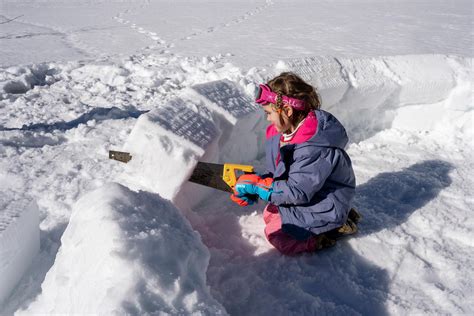 Antoine Boureau Fille De Ans D Coupant L Angle D Un Bloc De Neige