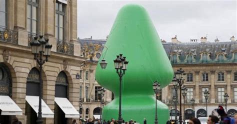 Árbol o sex toy Polémica en pleno centro de París