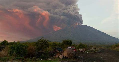 Bali Le R Veil Du Volcan Agung Force L Vacuation De Habitants