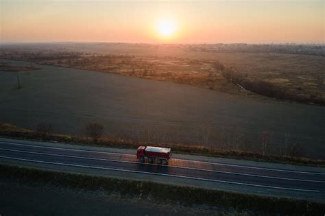 Vista aérea do caminhão de carga dirigindo na rodovia transportando