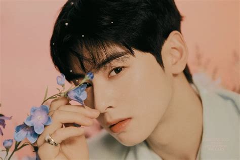 Cha Eun Woo îi înnebunește Pe Fani Arătându Se Sexy Pentru Revista W Korea