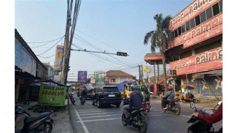 Lampu Merah Di Perempatan Pasar Kemis Tidak Berfungsi Pengguna Jalan