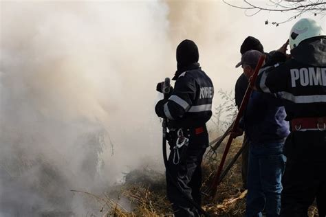 Incendiu N Comuna Ungureni De Tone De Furaje Au Ars Foto