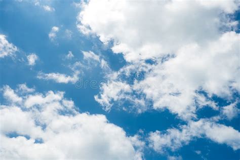 Blauer Sommerhimmel Und Wolken Am Hellen Morgen Stockfoto Bild Von