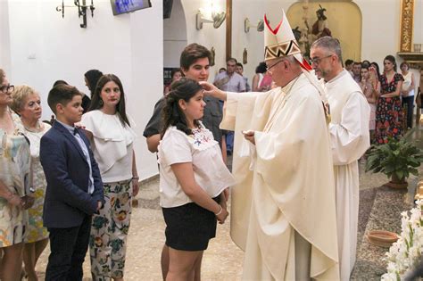 El Obispo Imparte El Sacramento De La Confirmación En La Parroquia De