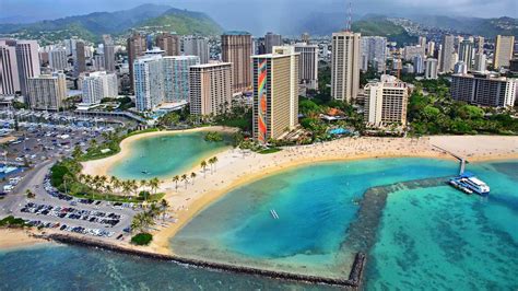 The 2-mile long Waikīkī Beach: How to choose your favorite stretch